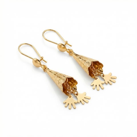 Gold-plated, cone-shaped drop earrings engraved with a "cone" design and delicate hand-shaped charms. A modern accessory that gives you an attractive and distinctive look for every occasion.